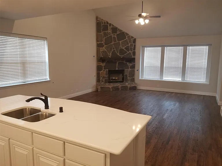 2113 Burke Dr — Photo 13