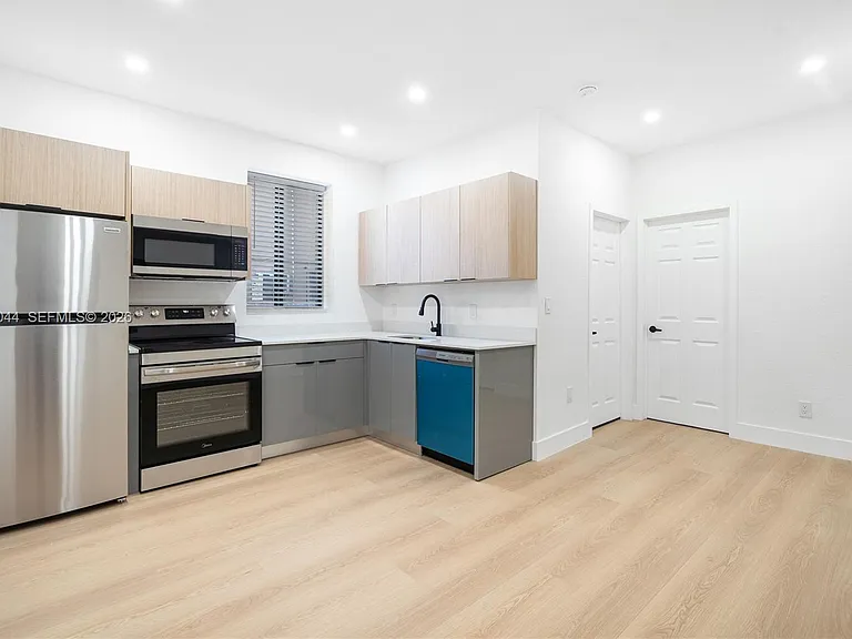629 SW 10th Ave #6 — Photo 3