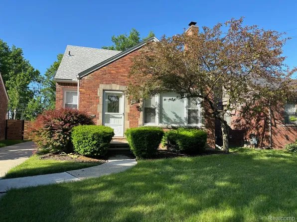 1726 Huntington Blvd, Grosse Pointe Woods, MI 48236