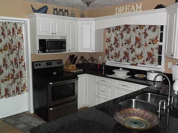 2nd image of 825 Laurel Ave