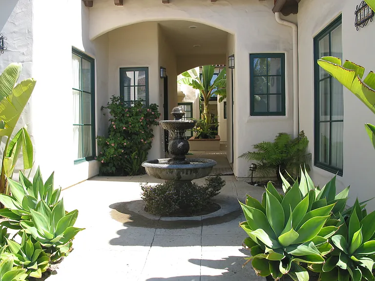 2420 De La Vina St #B — Photo 3