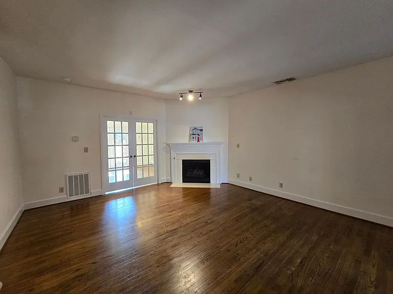 733 Victorian Pl — Photo 2