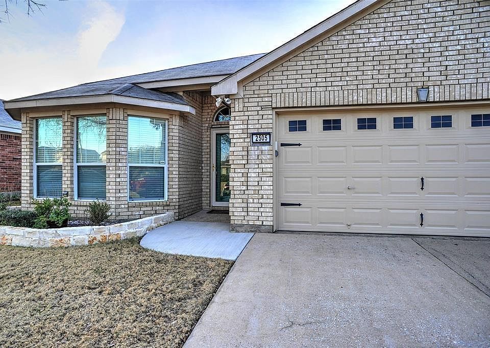 2nd image of 2505 Emerald Ln