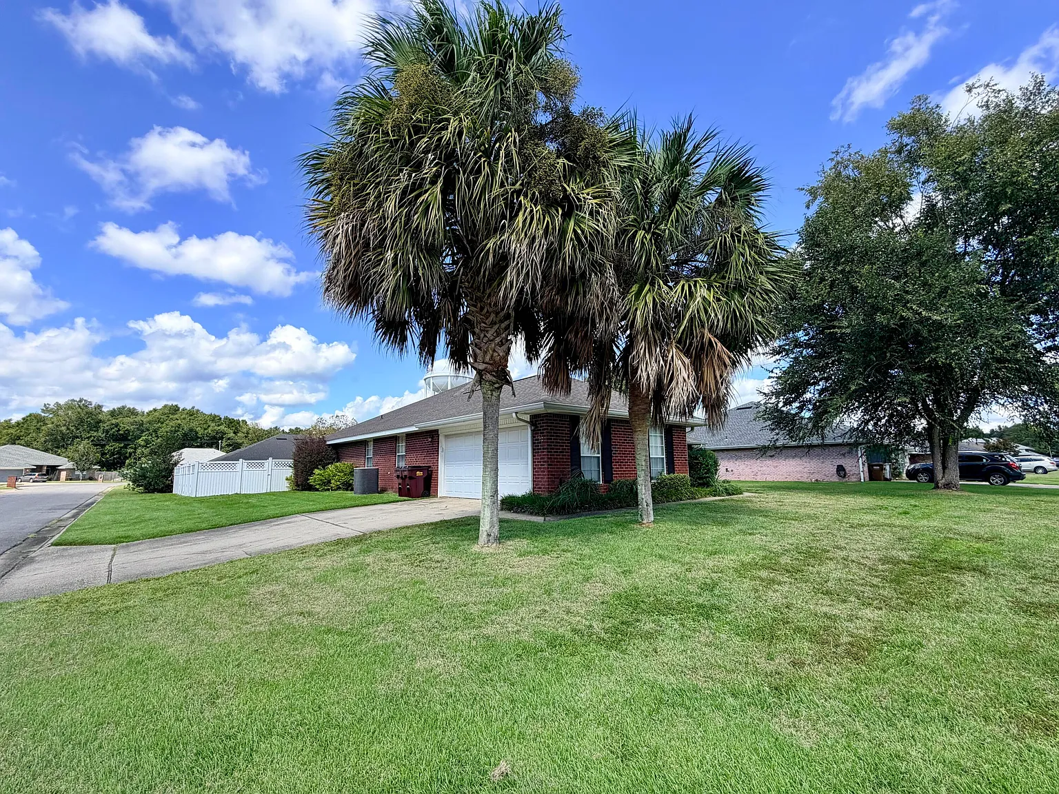 4 bed, 2.0 bath, 2578 sqft, $2,500 — Photo 2