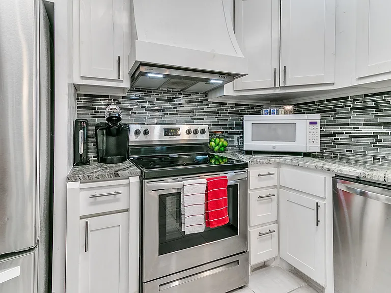 619 E Frank St — Photo 37