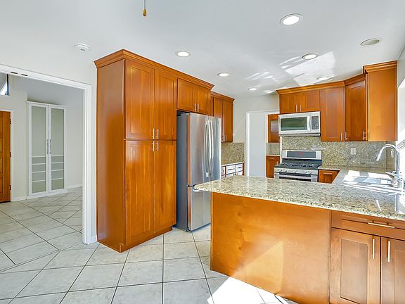3rd image of 3068 Summerhill Ct