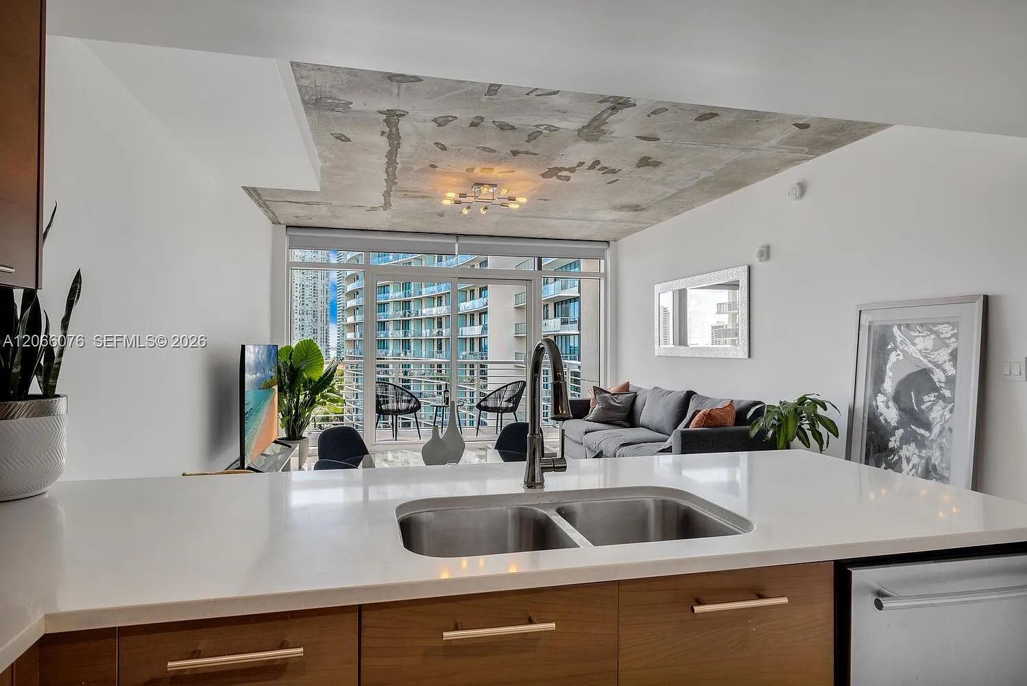 Midblock Miami Condo — Photo 4