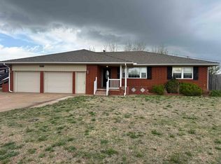 607 E Cleveland Dr, Hennessey, OK 73742