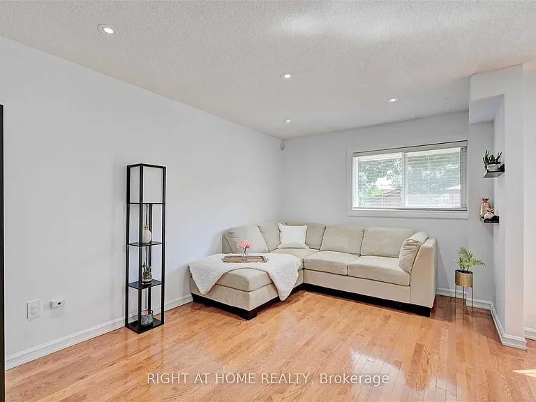 121 Radford Dr — Photo 5