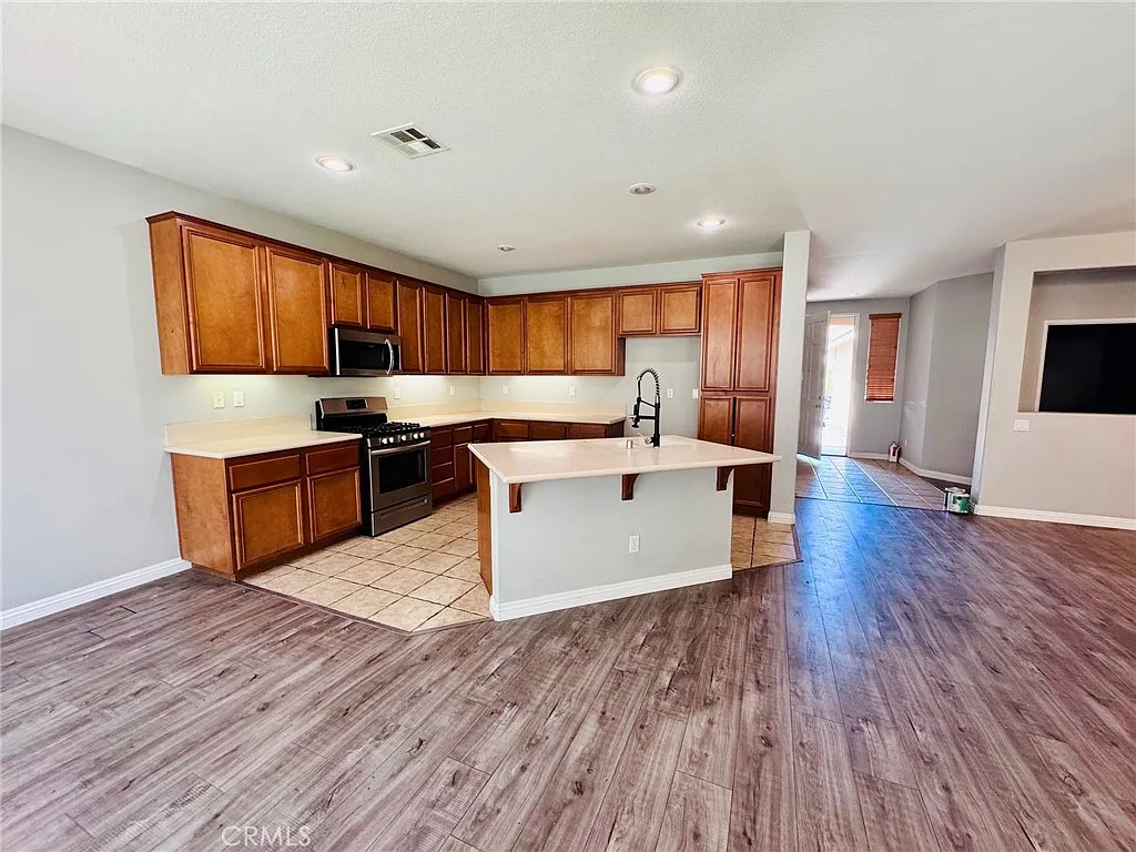 5 bed, 2145 sqft, $3,195 — Photo 3