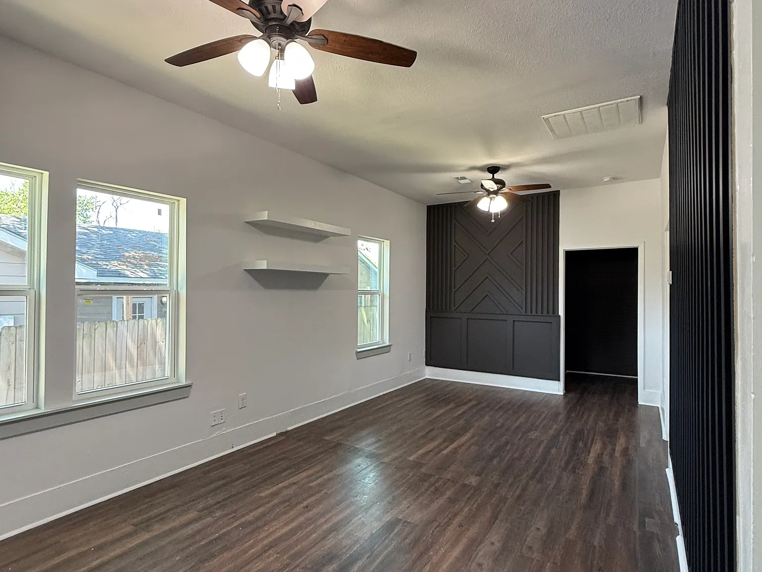 905 N Loop — Photo 2