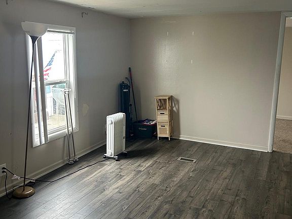 4th image of 94 Fernwood Ave