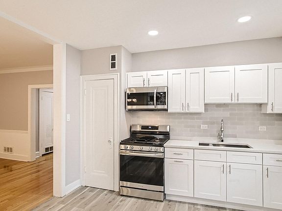 4th image of 6724 N Rockwell St #2S