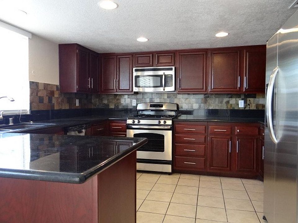 kitchen with Granite coutertops
