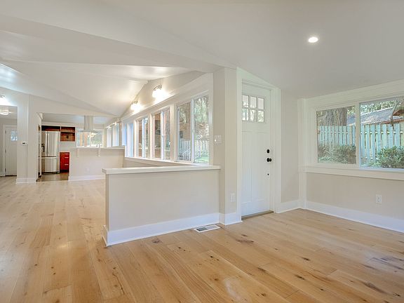 3rd image of 2909 SW Upper Dr