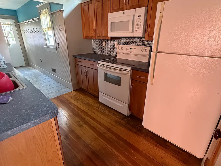 139 Leslie St — Photo 11
