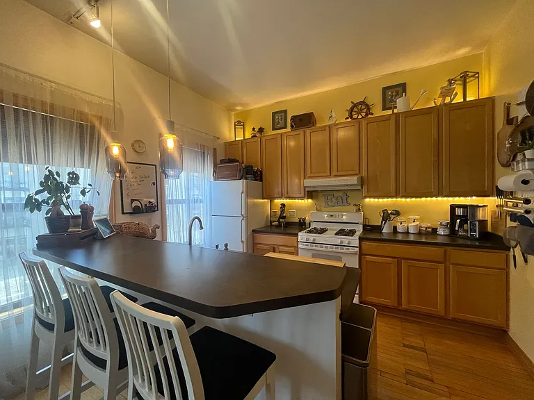 624 E Ogden Ave — Photo 14