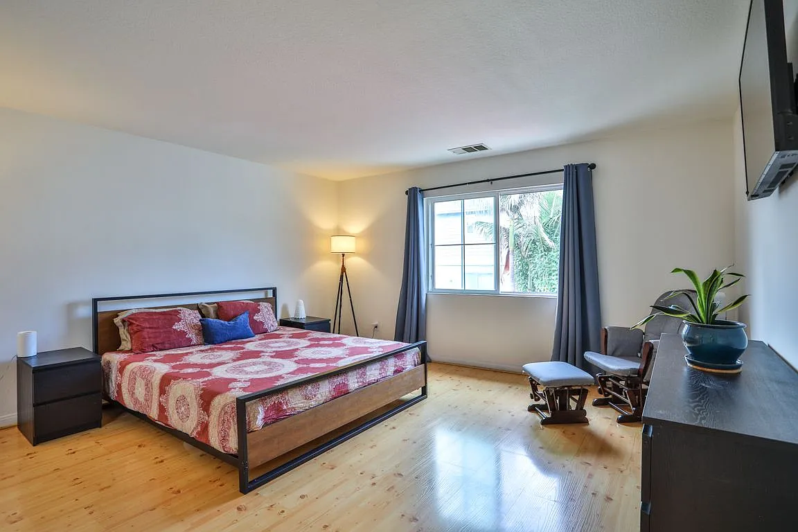 4 bed, 3.0 bath, 1831 sqft, $4,200 — Photo 2