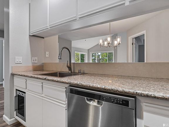 5th image of 1271 Poplar Ave APT 402
