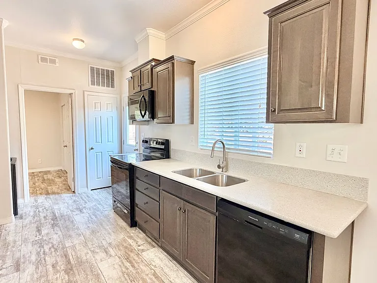 1727 S Hill Ave — Photo 6
