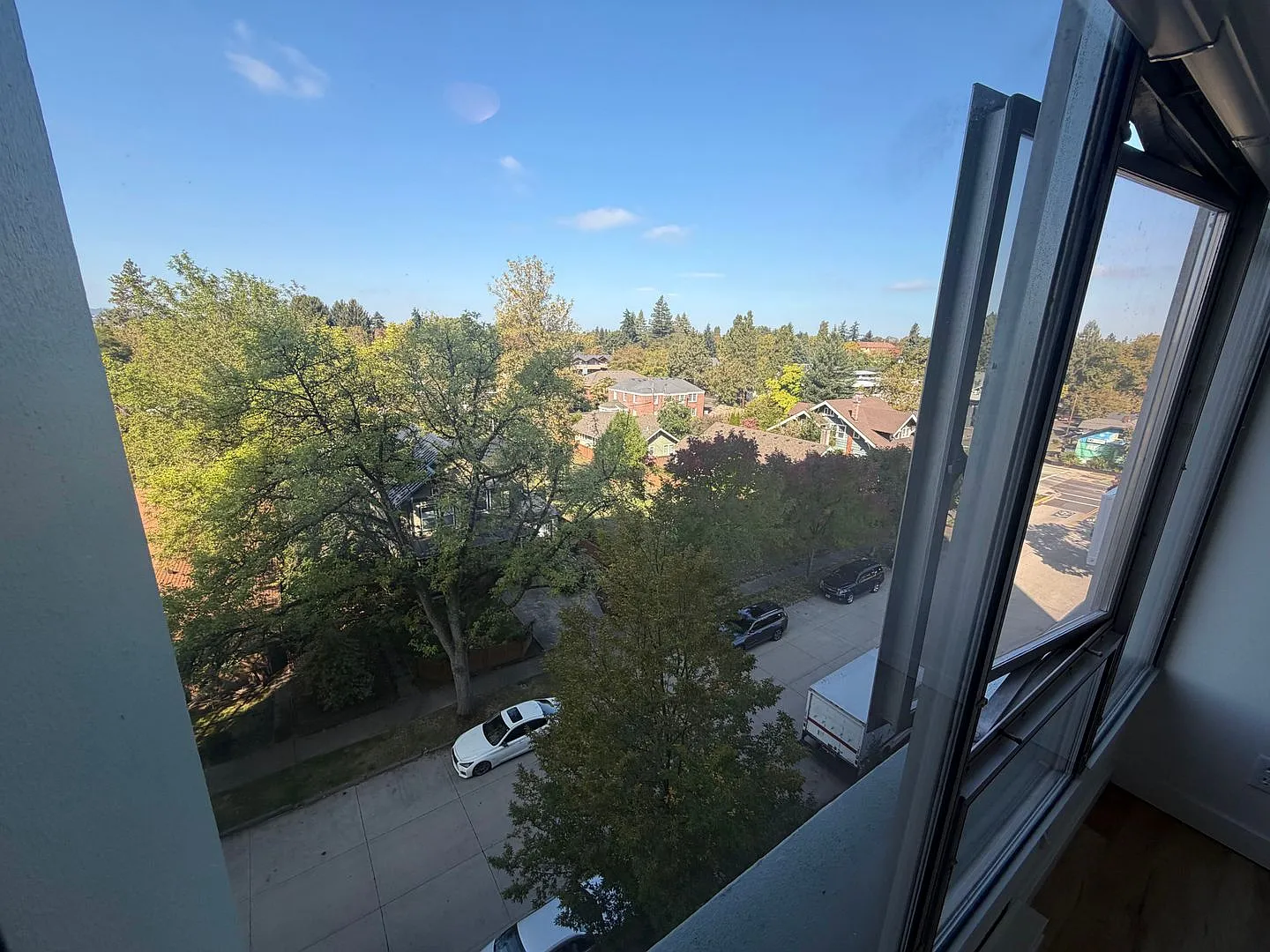 2 Bedroom Condo in Willamette Towers — Photo 3