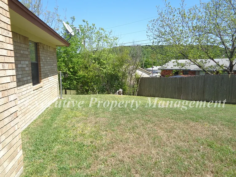 812 Kelly Cir — Photo 2