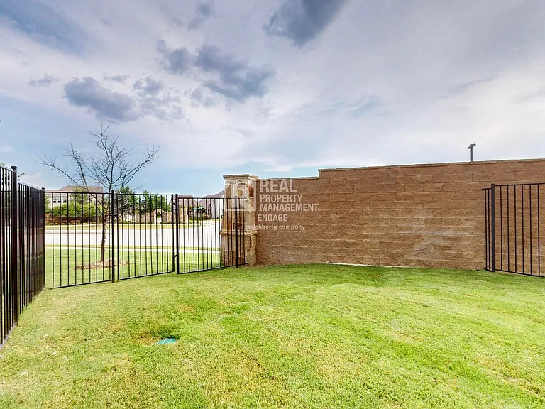 1077 Maverick Dr — Photo 38