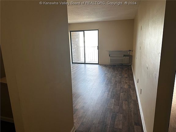 3rd image of 2106 Kanawha Blvd E APT 611
