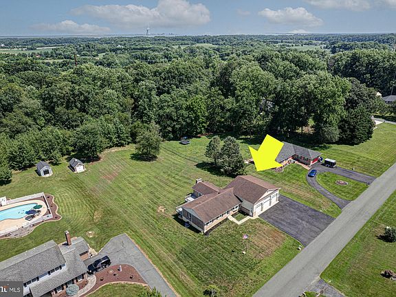 5th image of 121 Pine Valley Dr
