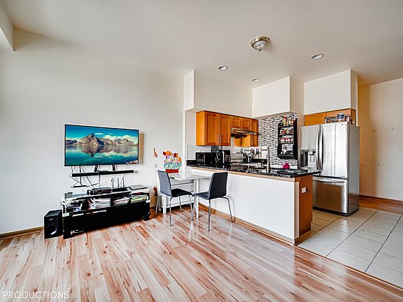 2nd image of 2322 S Canal St Unit 705