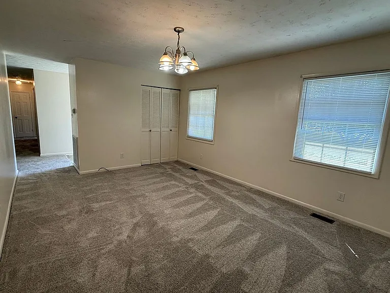 403 Thomas Dr — Photo 9
