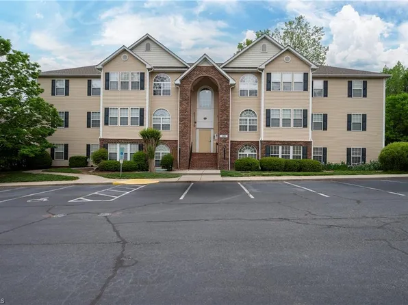 2011 Salem Bluff Dr, Winston Salem, NC 27127