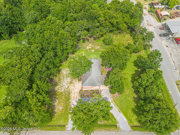 3rd image of 410 N Seal Ave