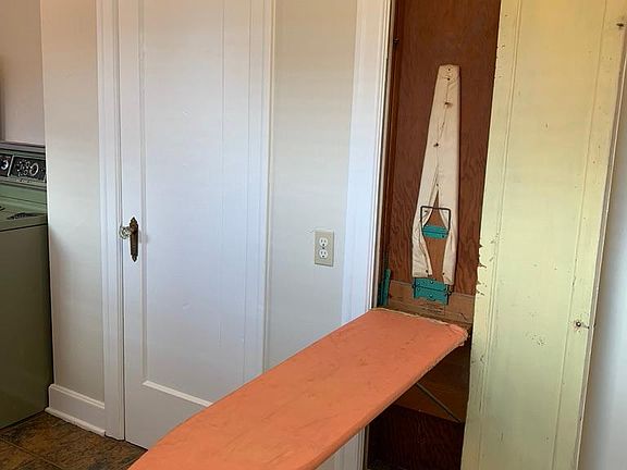 2nd image of 300 8th Ave SE