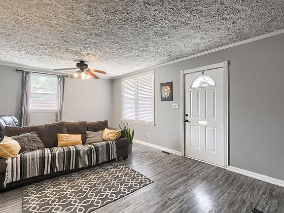 4th image of 2831 Delaware Dr