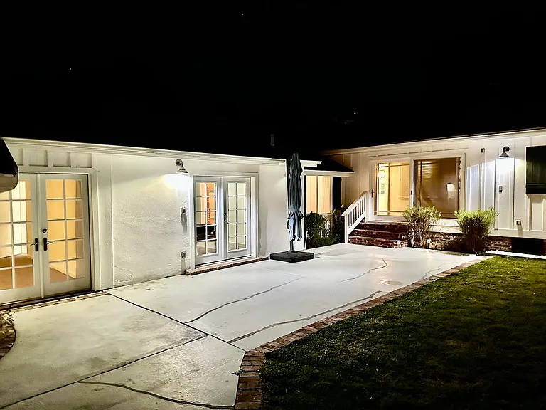 23344 Oxnard St — Photo 25