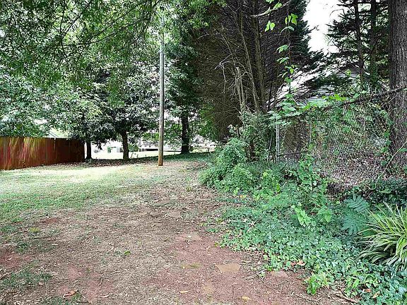 5th image of 435 Hammett St