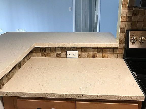 Kitchen 4/oversized counter