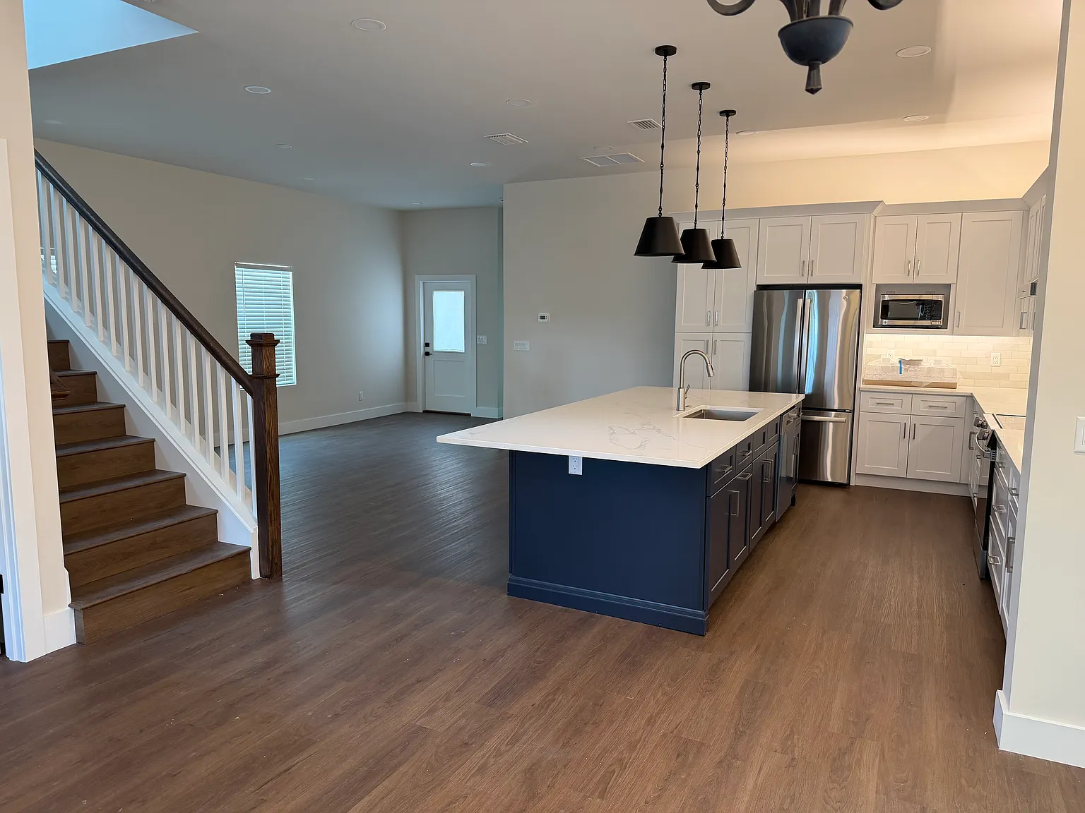 4 bed, 3.5 bath, 2250 sqft, $3,900 — Photo 4
