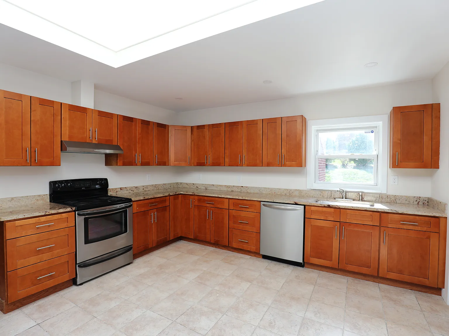 4 bed, 2720 sqft, $2,300 — Photo 4