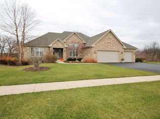 492 Burled Wood Dr, Poplar Grove, IL 61065