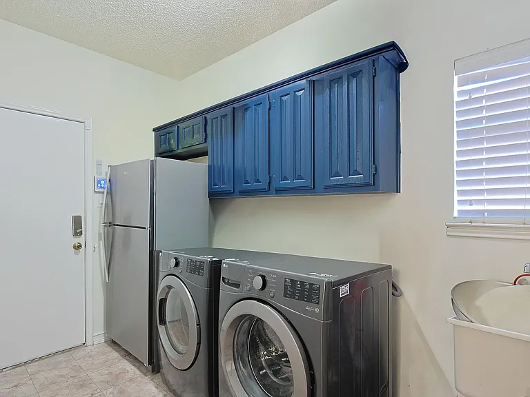 501 Halifax Ln — Photo 10