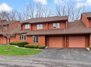 11 Treetop Dr, Fairport, NY 14450