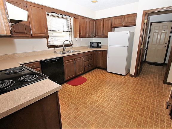 3rd image of 1820 Beechwood Dr