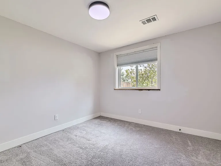 1186 N Franklin Ave — Photo 22