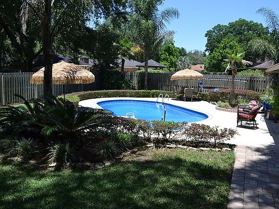 4th image of 292 Glenlyon Dr