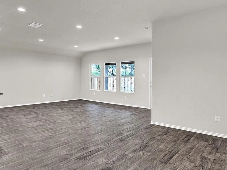 6008 Roderick Dr — Photo 3