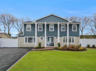 95 Schneider Ln, Hauppauge, NY 11788
