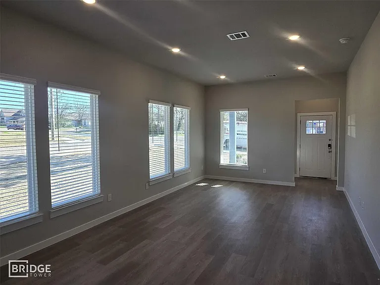 333 E Hull St — Photo 6