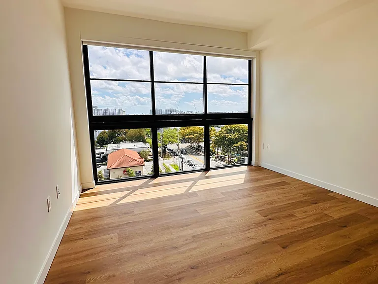 1648 NE 124th St #701 — Photo 9
